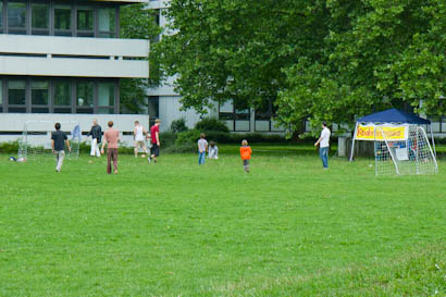 Kinder spielen Fußball