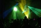 masse Lightshow und tanzende BesucherInnen 073