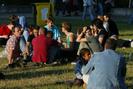 masse Besucher auf Rasen sitzend