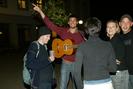 masse Die letzten BesucherInnen im Mensahof, mit Gitarre 1