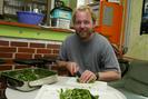 pers Marcel beim Salat schneiden