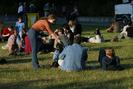 team Helferin verteilt Festhefte bei BesucherInnen